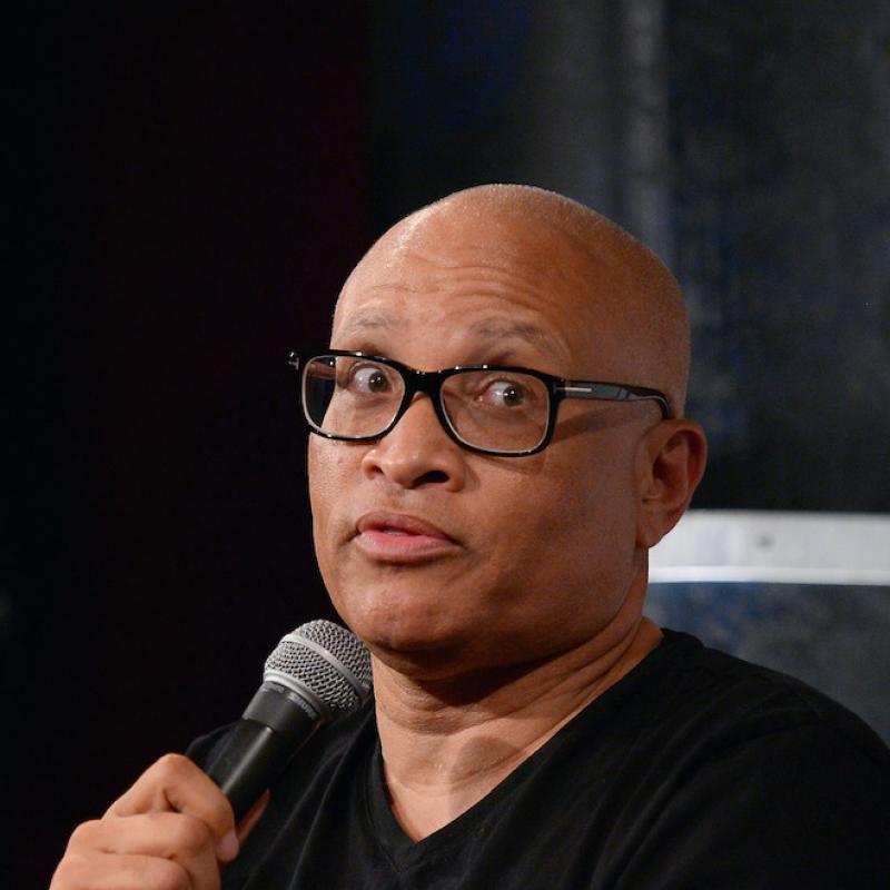 Comedian Larry Wilmore speaks into a mic